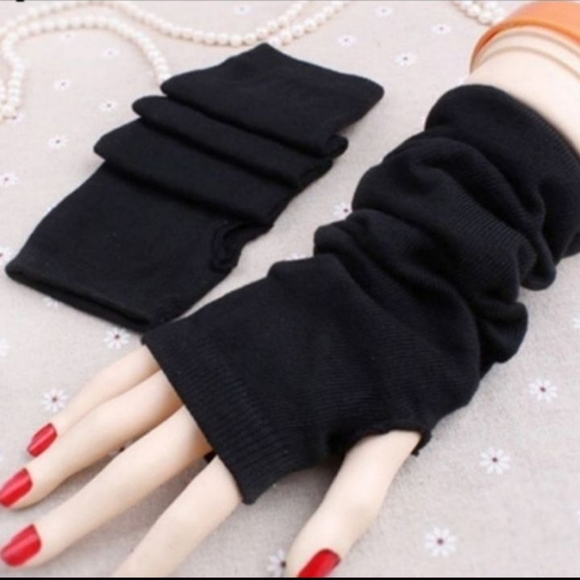 - Accessories - Long back Fingerless Knit Gloves